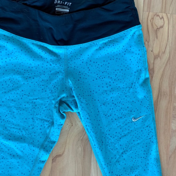 Nike Cropped Leggings - Picture 2 of 2